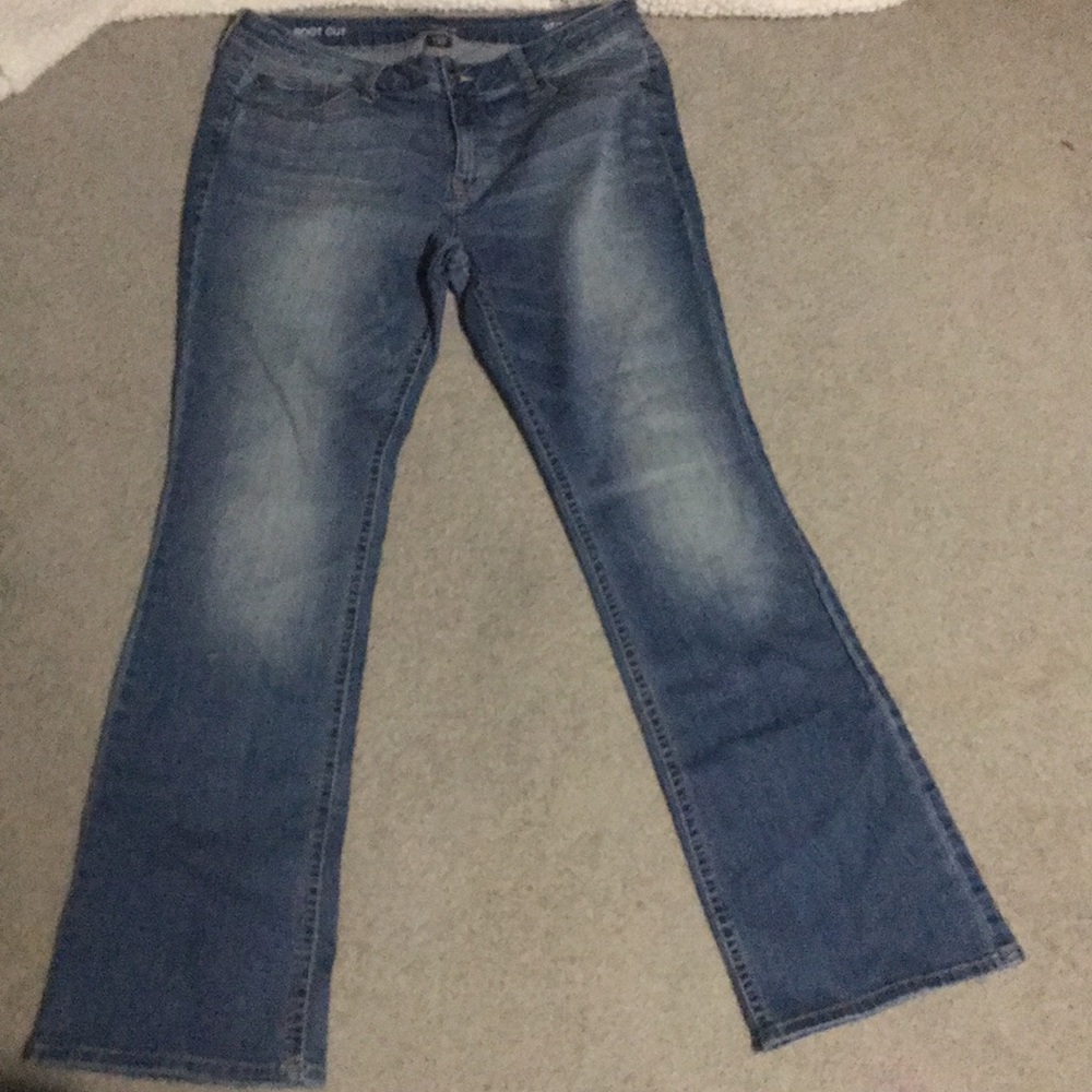 Light blue leggings.